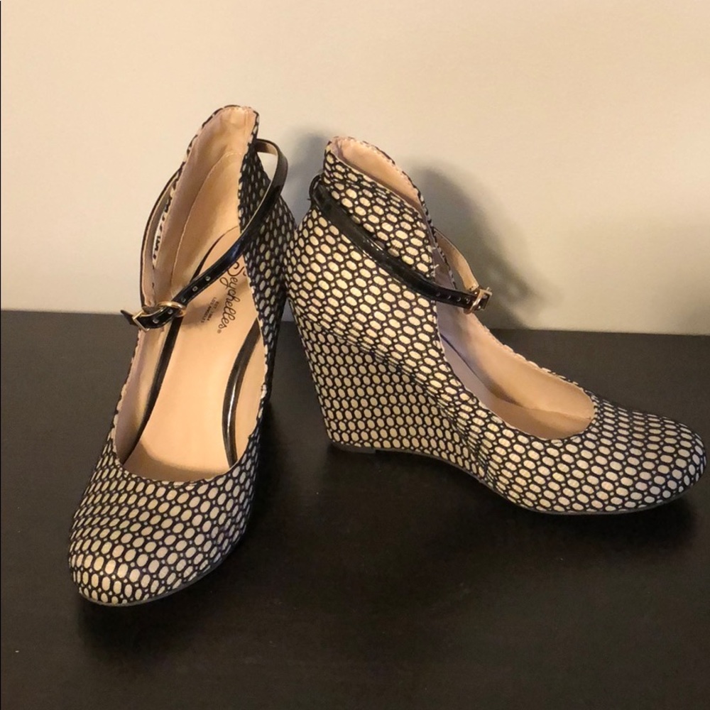 Seychelles black and white wedge 7.5